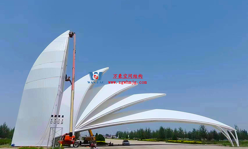 陜西定邊馬蓮灘沙漠公園鋼膜結構工程“奮力快跑”，工程“進度條”刷新了!