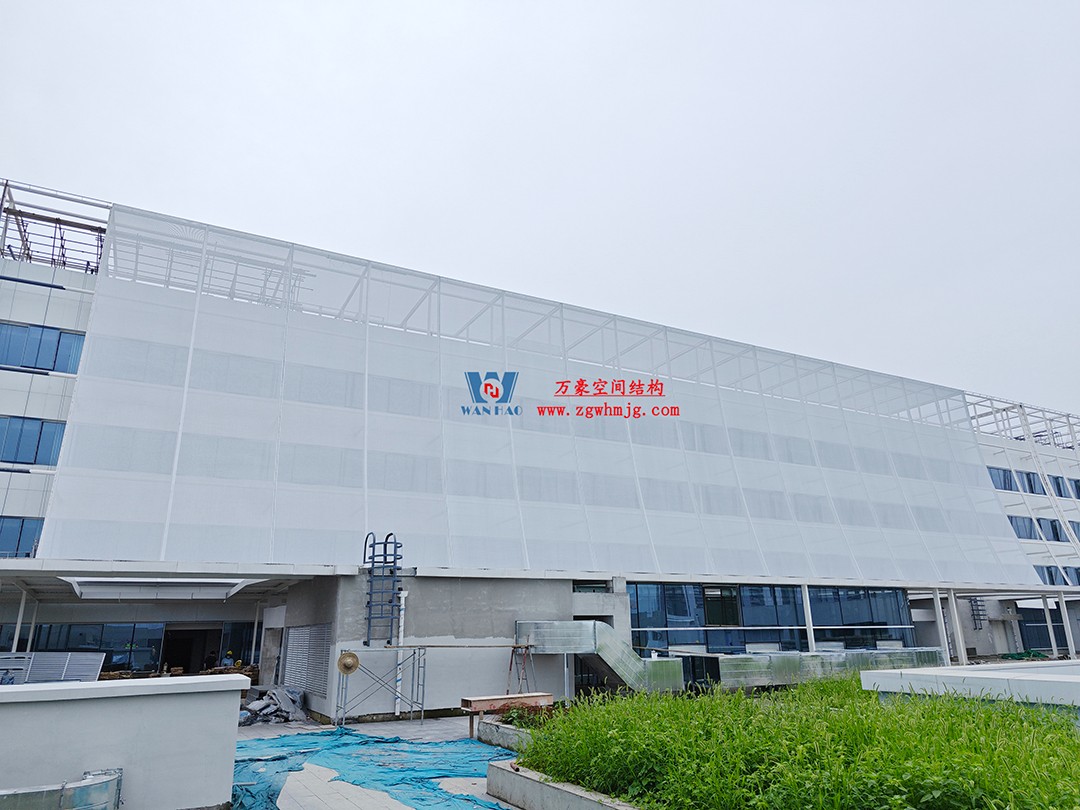 聚焦工程高質(zhì)量建設(shè)，這個(gè)網(wǎng)格織物幕墻正在施工安裝中